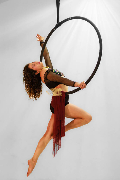 Woman, Latin American, Αεροφωτογραφία, Urban Circus, Skill and Power, Admiration, Acrobatic Performance, Aerial Exercise - Φωτογραφία, εικόνα
