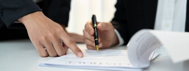 Business Executive podpisujący dokument umowy na beli z pomocą adwokata lub adwokata w kancelarii adwokackiej. Inwestowanie i finalizacja procesów prawnych. Przebiegły - Zdjęcie, obraz