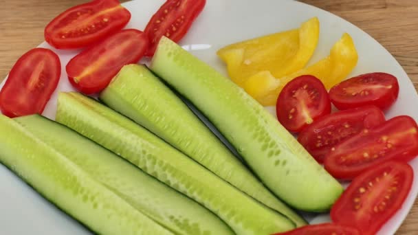 Trancher les légumes.Paprika jaune, concombres et tomates. Assiette de légumes assortis.Légumes sains et variés. Images 4k de haute qualité - Séquence, vidéo