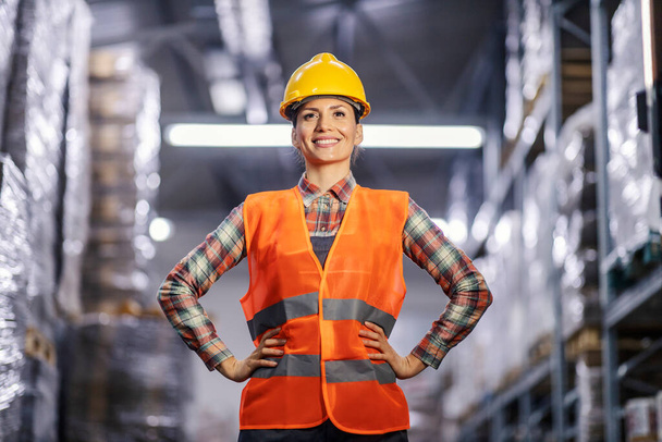 Portrait d'un ouvrier d'entrepôt en tenue de travail protectrice dans une installation. - Photo, image