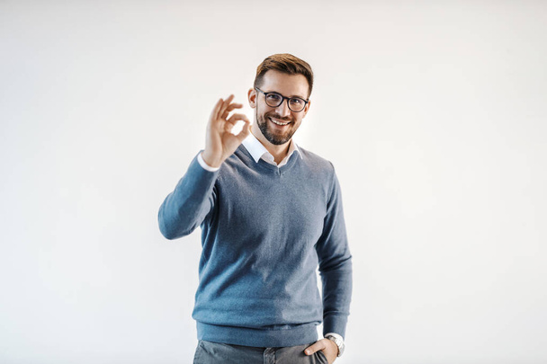 Portrait d'un homme d'affaires prospère faisant un geste correct signe et souriant à la caméra. - Photo, image