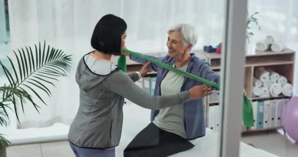 Fizjoterapia, wsparcie i fitness ze starą kobietą i zespołem do oceny, konsultacji i fizjoterapii. Opieka zdrowotna, rehabilitacja i rozciąganie z pacjentem i fizjoterapeutą dla wellness. - Materiał filmowy, wideo