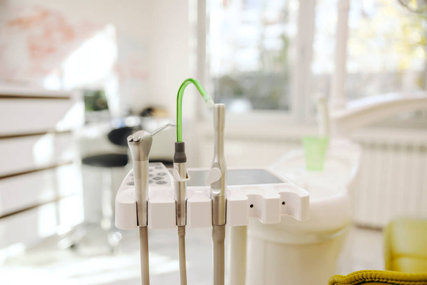 Primer plano de los instrumentos y herramientas dentales en el consultorio del dentista sin personas. - Foto, Imagen