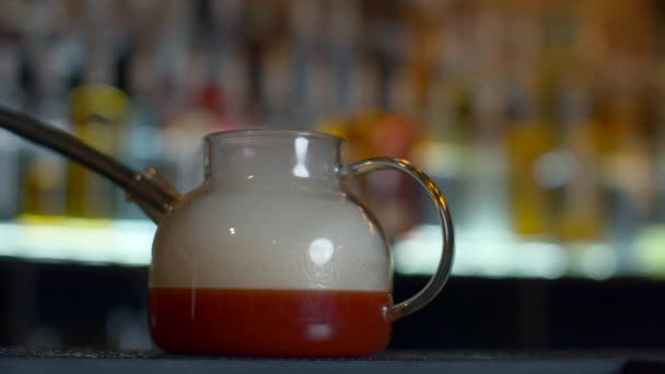 Primer plano de hacer té de frutas rojas en un bar o restaurante. Medios. Cantinero añadiendo humo en la tetera a través del tubo - Metraje, vídeo