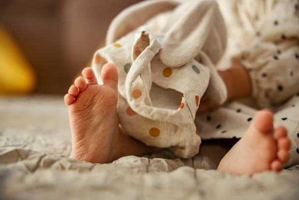 Imagem recortada dos pés pequenos de uma criança. - Foto, Imagem