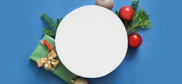 Blanco kaart, kerstversiering en cadeau op blauwe achtergrond - Foto, afbeelding
