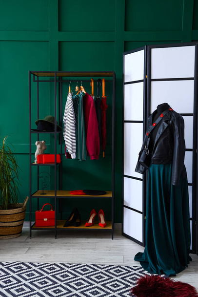 Kast met kleding en accessoires in het interieur van de kleedkamer - Foto, afbeelding