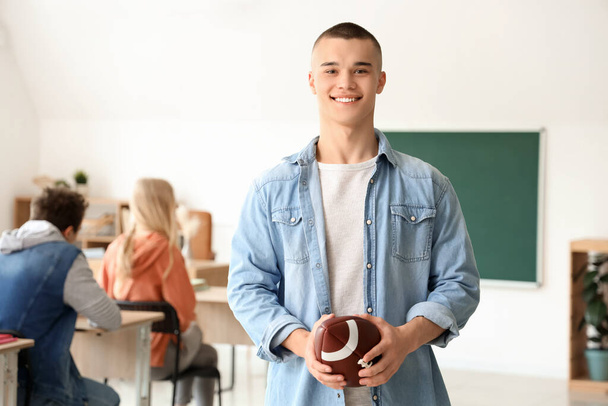 Студент-регби с мячом в классе - Фото, изображение