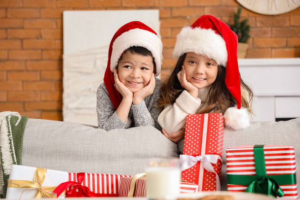 Adorables niños pequeños con regalos de Navidad en casa - Foto, Imagen
