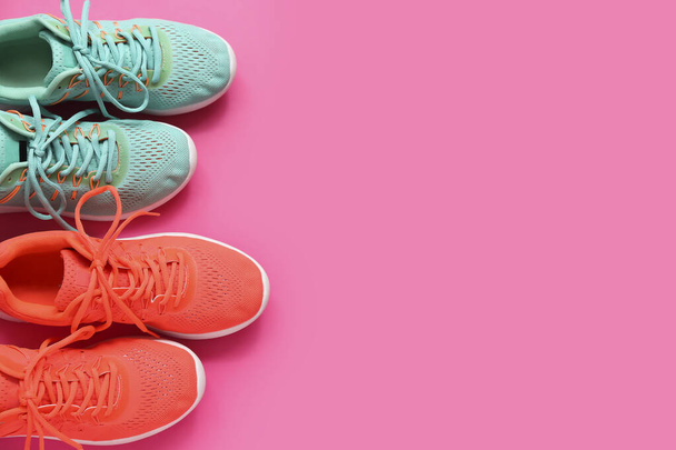 Diferentes zapatillas de deporte con estilo sobre fondo rosa - Foto, imagen