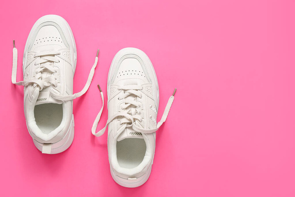 Pembe arka planda şık beyaz spor ayakkabılar - Fotoğraf, Görsel