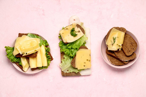 Νόστιμα σάντουιτς με τυρί και μαρούλι σε ελαφρύ φόντο - Φωτογραφία, εικόνα
