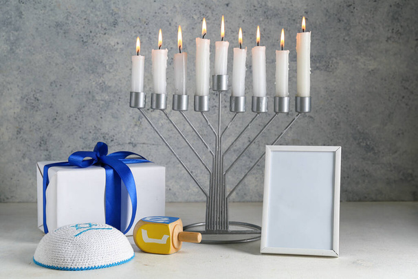 Minorca, cornice bianca, regalo e simboli Hanukkah su sfondo grunge - Foto, immagini