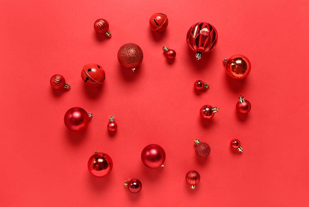Runko punainen joulupallot värillinen tausta - Valokuva, kuva