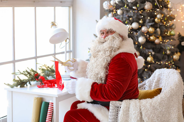 Papá Noel haciendo regalo de Navidad en casa - Foto, imagen