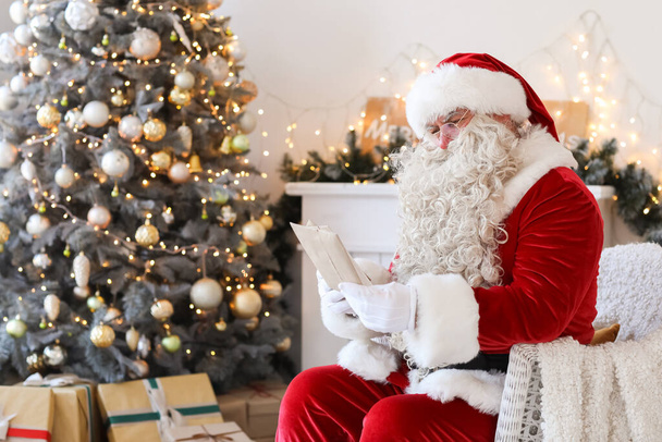 Santa Claus s dopisy doma na Štědrý večer - Fotografie, Obrázek