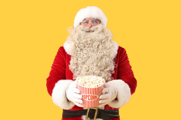 Mikulás ízletes popcorn sárga háttér - Fotó, kép