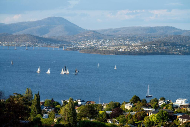 Hobart 'ta nehir kenarındaki yat yarışı bitti. Okyanusta yarışan yatlar. Avustralya 'da tekne yarışı - Fotoğraf, Görsel
