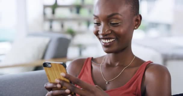 コミュニケーション,ソーシャルメディア,またはオンラインデートのための電話を持つリラックス,ミームまたは幸せな黒人女性. 自宅でウェブサイトやデジタルネットワークにスクロールする技術を持つスマイル,ソファ,またはアフリカの女性. - 映像、動画