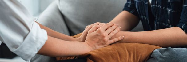 Nahaufnahme unterstützender und tröstender Hände zum Aufmuntern depressiver oder gestresster Menschen mit äußerster Empathie - Foto, Bild