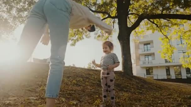 Matka a její děti dívka a chlapec spolu hrají na podzim procházka v přírodě. Šťastná milující rodina se baví. - Záběry, video