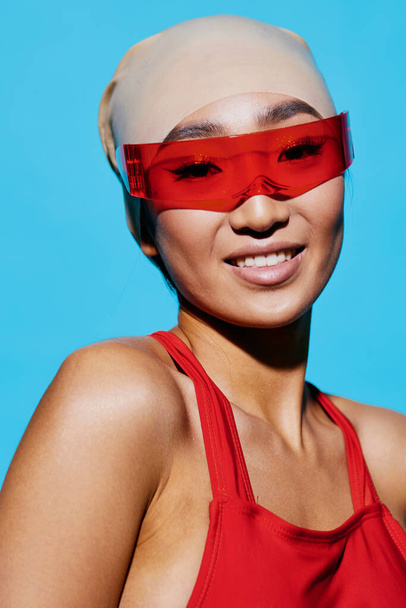 vrouw zonnebril volwassen emotie blauw glimlachen strand bril schoonheid positief lifestyle studio trendy portret rood mooi roze zomer aziatische mode - Foto, afbeelding