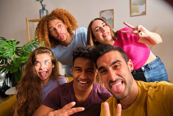 Foto selfie di divertenti amici diversi e felici con facce stupide a casa. Stile di vita giovanile e amicizia. - Foto, immagini