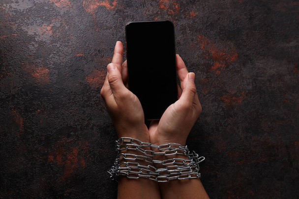 Человеческие руки в цепи со смартфоном - Фото, изображение