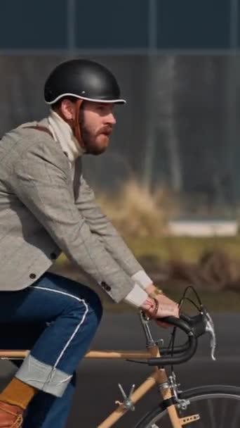 Joven hombre de negocios hipster va a trabajar en bicicleta. .. Video de alta calidad - Imágenes, Vídeo