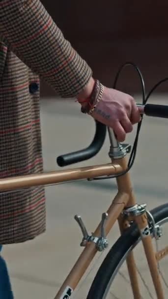 Midsection Feche a perna tiro de um homem de negócios com bicicleta viajando para o escritório. Foto de alta qualidade - Filmagem, Vídeo