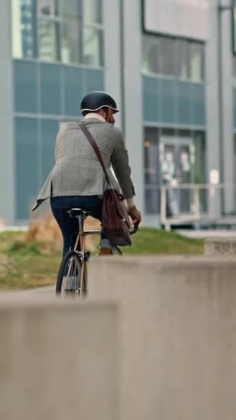 De jonge hippe zakenman gaat op de fiets werken. Hoge kwaliteit video - Video