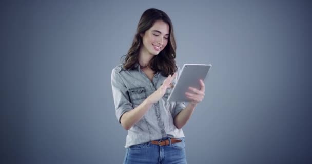 Happy woman, holding and tablet for social media in studio with modck up on gray background. Žena podnikatel, start-up a technologie pro kreativní, práci nebo zaměstnání s grafickým designem ve vesmíru. - Záběry, video