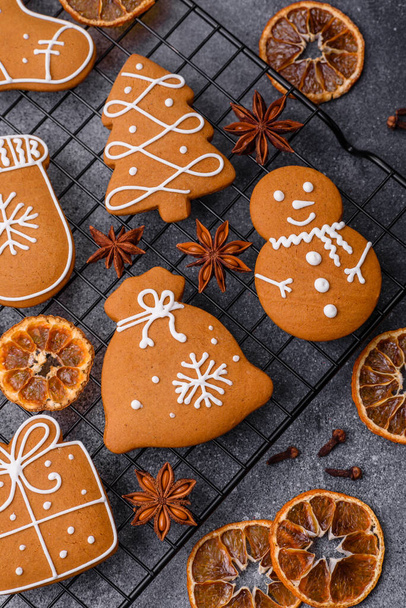 Hermosa deliciosa dulce invierno galletas de jengibre de Navidad sobre un fondo de textura gris. Preparación para unas vacaciones en familia - Foto, imagen