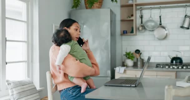 Puhelu, etätyö ja äiti, joka pitelee vauvaansa kotonaan työskennellessään freelance-yrittäjänä. Kannettava tietokone, käynnistys ja yksinhuoltaja lapsen kanssa keittiössä. - Materiaali, video