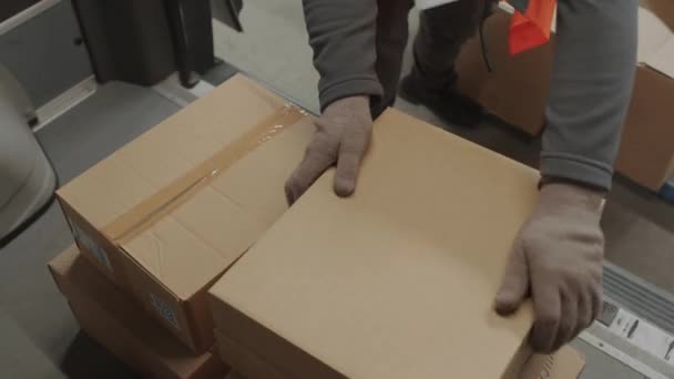 rajattu kuva tunnistamattomasta henkilöstä lastaamassa paketteja autoon valmistellessaan toimitusta - Materiaali, video