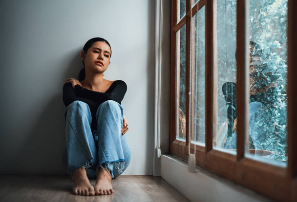 La jeune femme asiatique déprimée ayant un problème de santé mentale à l'esprit a besoin d'un traitement extrême contre la fatigue excessive, la pensée perturbatrice, les troubles dissociaux, l'anxiété et d'autres troubles de santé mentale. . - Photo, image