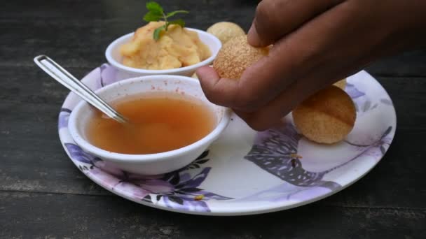 Delicioso Panipuri. Sus otros nombres son Golgappa y Puchka. Es un famoso bocadillos del sur de la India. Snacks tradicionales de la India. Pani puri. - Metraje, vídeo