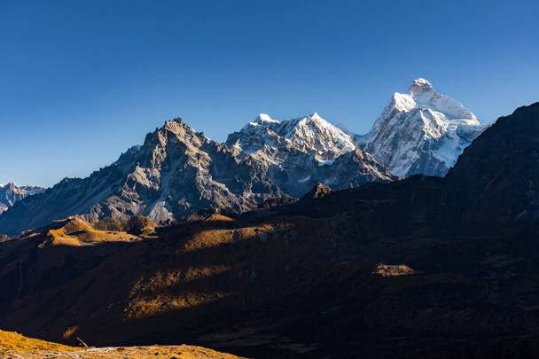 Рано утром восход солнца в хималаях Непала с горой. Кумбхакарна (Янну Химал) и горы - Фото, изображение