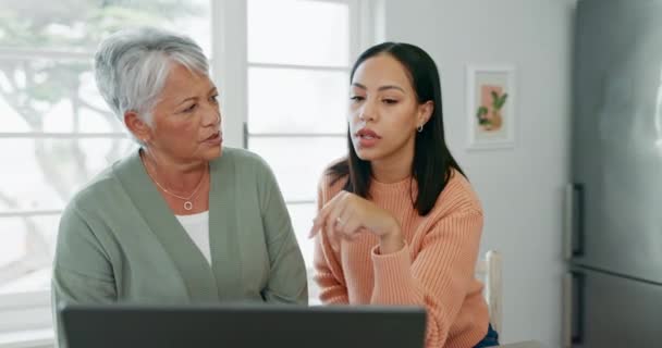 Laptop, financiën en hulp met een dochter die met haar moeder praat over pensioensparen of beleggen. Computer, gezin en planning met een vrouw in gesprek met een ouder over financiën. - Video