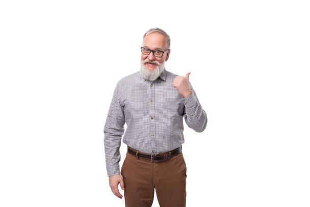 60 letý starší podnikatel s knírkem a šedým vousem je oblečen v košili a kalhotách. - Fotografie, Obrázek