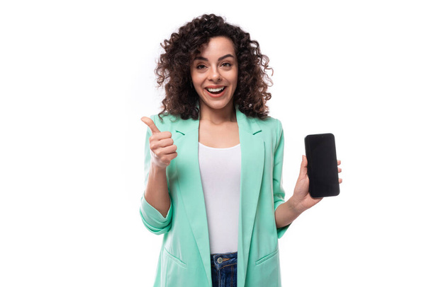 joven empleado morena de una empresa de negocios mujer muestra la pantalla de un teléfono inteligente con una maqueta para la publicidad. - Foto, Imagen
