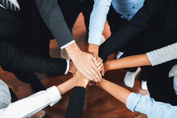 Multiraciale zakenmensen maken synergie hand stapelen samen in de vergaderruimte als samenwerking of teambuilding voor corporate medewerkers op de werkplek. Nauwkeurig - Foto, afbeelding