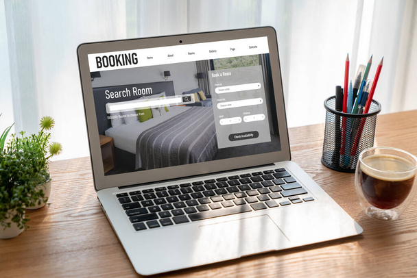 オンラインホテルの宿泊予約サイトでは、料理の予約システムを提供しています。旅行技術の概念 . - 写真・画像