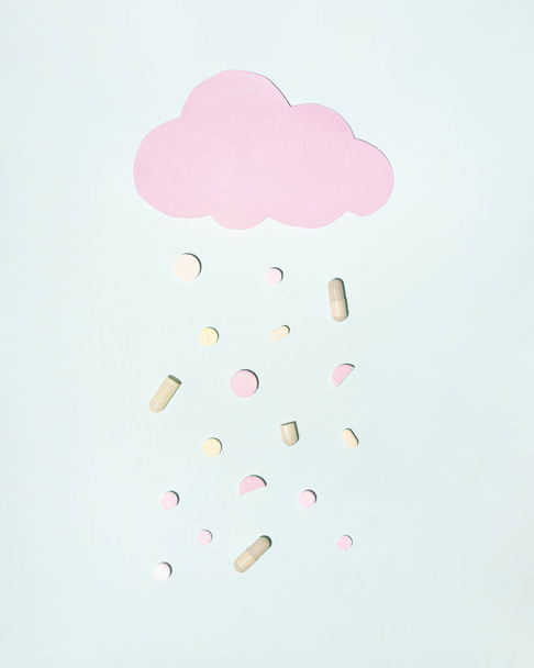 Różne pigułki i tabletki spadają z różowej chmury jak deszcz, minimalna koncepcja terapii estetycznej. - Zdjęcie, obraz