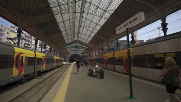 8 Οκτωβρίου 2023. Πορτογαλία, Πόρτο. Αποβάθρες σιδηροδρομικών σταθμών Sao Bento με τρένο. Τρένα στο σιδηροδρομικό σταθμό Porto Sao Bento δημόσια μέσα μεταφοράς. Παλιός ατμοσφαιρικός σιδηροδρομικός σταθμός στο Πόρτο.  - Πλάνα, βίντεο