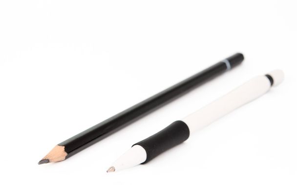 ручку та олівець
 - Фото, зображення