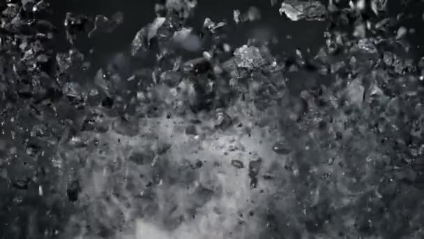 Super Slow Motion Shot of Coal Pieces y Smoke Flying Up a 1000 fps. Filmado con cámara de cine de alta velocidad a 4K. - Metraje, vídeo