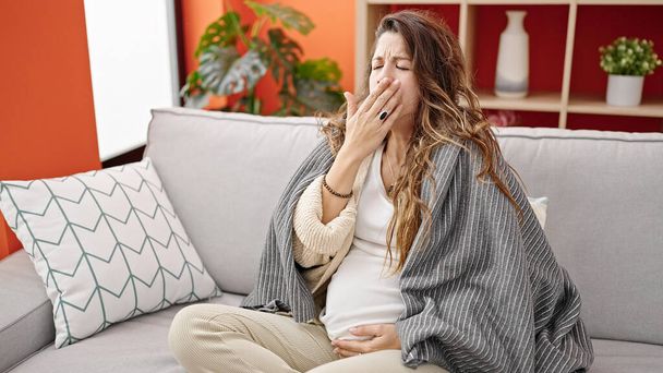 Jovem grávida sendo doente tocando barriga em casa - Foto, Imagem