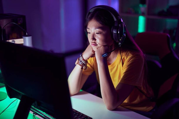 Femme chinoise streamer souligné en utilisant l'ordinateur à la salle de jeu - Photo, image
