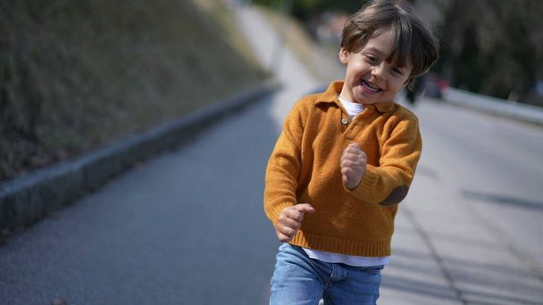 カメラに向かって前方に走る楽しい子供のフロントビュー - 写真・画像
